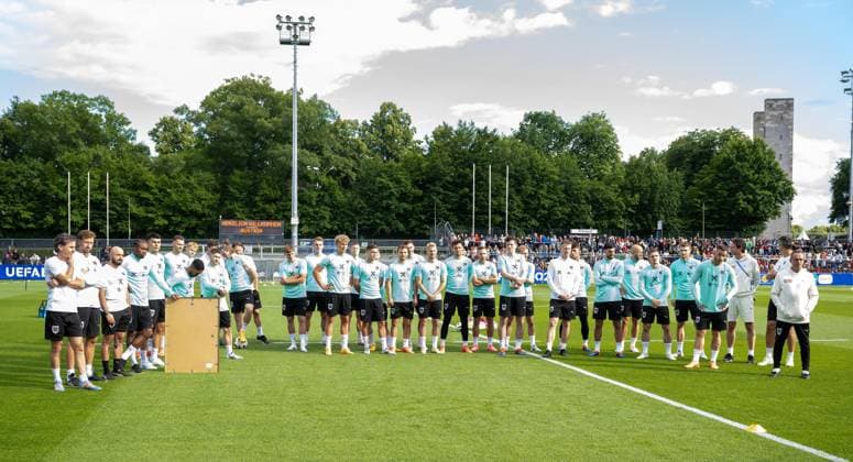 Fussball, Herren, Saison 2023 2024, EM 2024 in Deutschland, Training der Nationalelf von Österreich im Amateurstadion im Olympiapark Berlin, im Bild: der Kader vor dem Training, 12.06. 2024, Copyright: xMatthiasxKochx