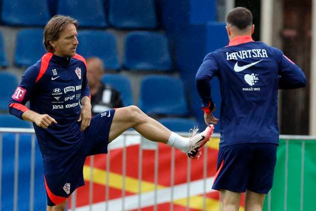 Sport Bilder des Tages Croatian national football team midfielder Luka Modric (L) during a training in the city of Neurupinn, their venue for Euro 2024, Germany, 12 June 2024. TRAINING OF THE CROATIA national team, Nationalteam !ACHTUNG: NUR REDAKTIONELLE NUTZUNG!  Copyright: xAlbertoxEstévezx GRAF9505 20240612-55013851674_1_20240612