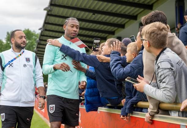 Fussball, Herren, Saison 2023 2024, EM 2024 in Deutschland, Training der Nationalelf von Österreich im Amateurstadion im Olympiapark Berlin, im Bild: Co-Trainer David Alaba (Österreich) gab den Fans viele Autogramme, 12.06. 2024, Copyright: xMatthiasxKochx