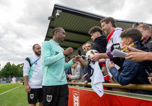 Fussball, Herren, Saison 2023 2024, EM 2024 in Deutschland, Training der Nationalelf von Österreich im Amateurstadion im Olympiapark Berlin, im Bild: Co-Trainer David Alaba (Österreich) gab den Fans viele Autogramme, 12.06. 2024, Copyright: xMatthiasxKochx