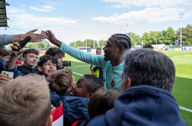 Fussball, Herren, Saison 2023 2024, EM 2024 in Deutschland, Training der Nationalelf von Österreich im Amateurstadion im Olympiapark Berlin, im Bild: Co-Trainer David Alaba (Österreich) gab den Fans viele Autogramme, 12.06. 2024, Copyright: xMatthiasxKochx