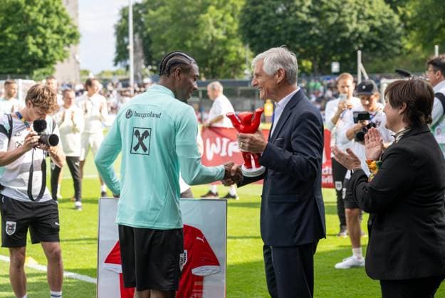 Fussball, Herren, Saison 2023 2024, EM 2024 in Deutschland, Training der Nationalelf von Österreich im Amateurstadion im Olympiapark Berlin, im Bild: Co-Trainer David Alaba (Österreich), Dr. Michael Linhart (Österreichischer Botschafter in Berlin), 12.06. 2024, Copyright: xMatthiasxKochx