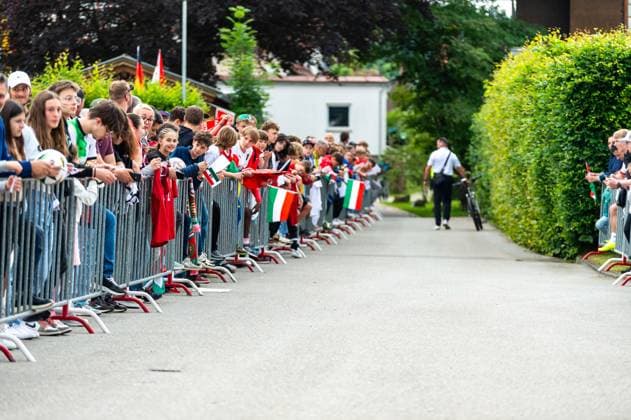 Wartende Fans auf die Autogramme GER, Oeffentliches Training Ungarische Nationalmannschaft, Fussball, Euro, UEFA, 12.06.2024, GER, Oeffentliches Training Ungarische Nationalmannschaft, Fussball, Euro, UEFA, 12.06.2024 Weiler im Allgaeu Copyright: xEibner-Pressefoto FlorianxWolfx EP_FWF