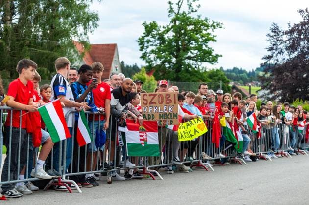 Wartende Fans auf die Autogramme GER, Oeffentliches Training Ungarische Nationalmannschaft, Fussball, Euro, UEFA, 12.06.2024, GER, Oeffentliches Training Ungarische Nationalmannschaft, Fussball, Euro, UEFA, 12.06.2024 Weiler im Allgaeu Copyright: xEibner-Pressefoto FlorianxWolfx EP_FWF