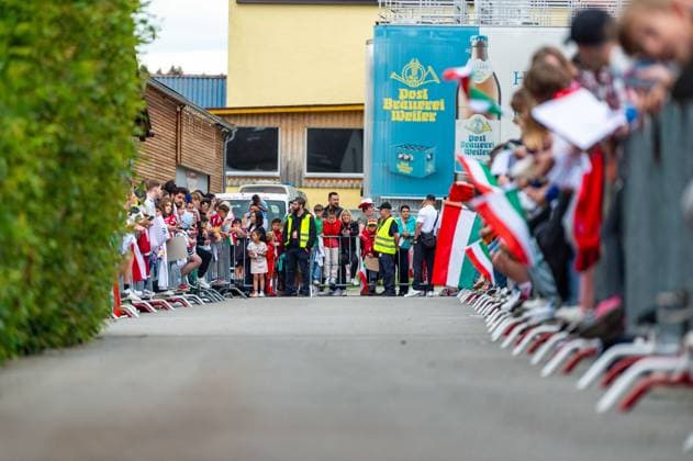 Wartende Fans auf die Autogramme GER, Oeffentliches Training Ungarische Nationalmannschaft, Fussball, Euro, UEFA, 12.06.2024, GER, Oeffentliches Training Ungarische Nationalmannschaft, Fussball, Euro, UEFA, 12.06.2024 Weiler im Allgaeu Copyright: xEibner-Pressefoto FlorianxWolfx EP_FWF