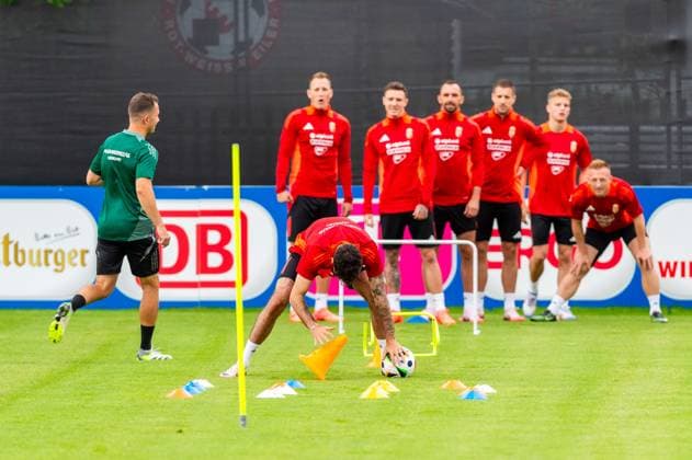 Dominik Szoboszlai (10, Ungarn) raeumt die Huettchen ab GER, Oeffentliches Training Ungarische Nationalmannschaft, Fussball, Euro, UEFA, 12.06.2024, GER, Oeffentliches Training Ungarische Nationalmannschaft, Fussball, Euro, UEFA, 12.06.2024 Weiler im Allgaeu Copyright: xEibner-Pressefoto FlorianxWolfx EP_FWF