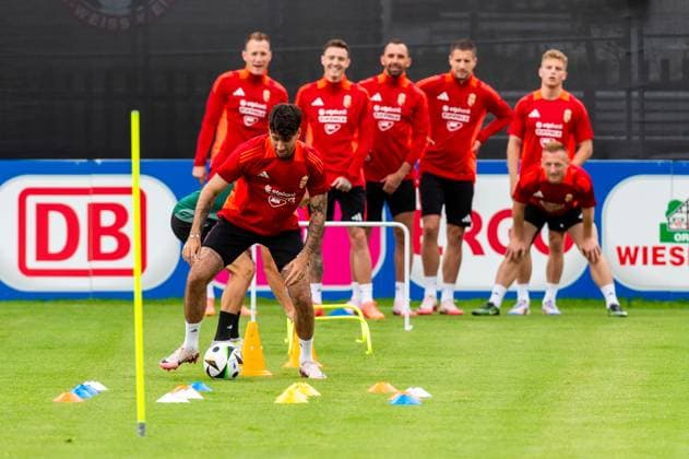 Dominik Szoboszlai (10, Ungarn) raeumt die Huettchen ab GER, Oeffentliches Training Ungarische Nationalmannschaft, Fussball, Euro, UEFA, 12.06.2024, GER, Oeffentliches Training Ungarische Nationalmannschaft, Fussball, Euro, UEFA, 12.06.2024 Weiler im Allgaeu Copyright: xEibner-Pressefoto FlorianxWolfx EP_FWF