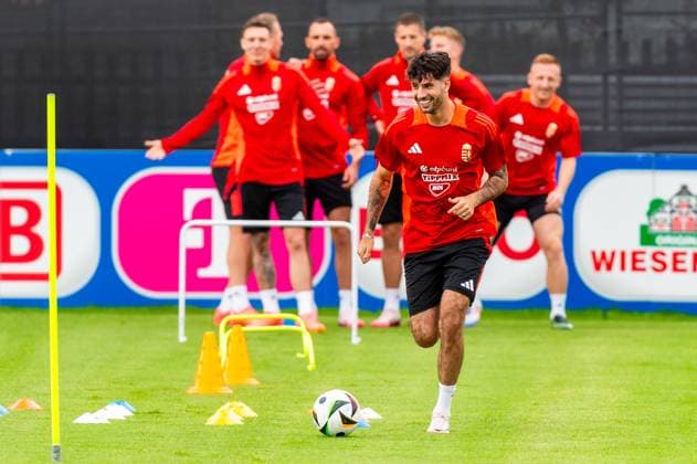 Dominik Szoboszlai (10, Ungarn) raeumt die Huettchen ab GER, Oeffentliches Training Ungarische Nationalmannschaft, Fussball, Euro, UEFA, 12.06.2024, GER, Oeffentliches Training Ungarische Nationalmannschaft, Fussball, Euro, UEFA, 12.06.2024 Weiler im Allgaeu Copyright: xEibner-Pressefoto FlorianxWolfx EP_FWF