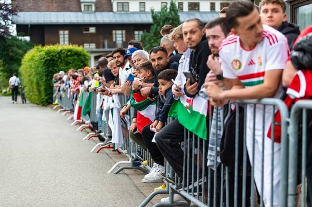 Wartende Fans auf die Autogramme GER, Oeffentliches Training Ungarische Nationalmannschaft, Fussball, Euro, UEFA, 12.06.2024, GER, Oeffentliches Training Ungarische Nationalmannschaft, Fussball, Euro, UEFA, 12.06.2024 Weiler im Allgaeu Copyright: xEibner-Pressefoto FlorianxWolfx EP_FWF