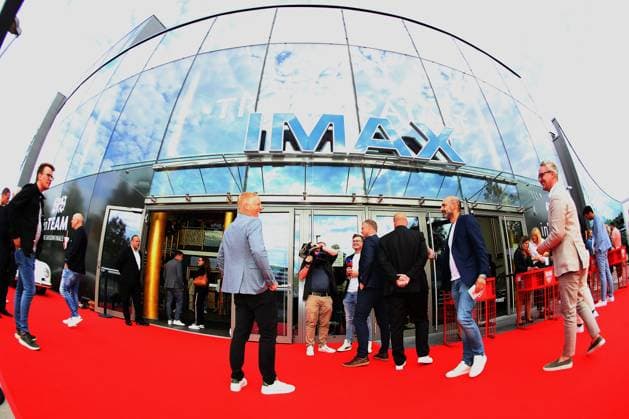 12.06.2024, Deutschland, Leonberg, Fußball Bundesliga, VfB in Team, Filmpremiere Traumpalast Leonberg, 18 Uhr Roter Teppich, 19.30 Talk, dann Film, links Tobias Herwerth, rechts Alexander Wehrle