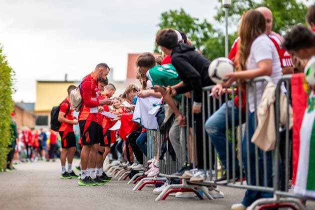 Attila Fiola (5, Ungarn) beim Autogramme schreiben GER, Oeffentliches Training Ungarische Nationalmannschaft, Fussball, Euro, UEFA, 12.06.2024, GER, Oeffentliches Training Ungarische Nationalmannschaft, Fussball, Euro, UEFA, 12.06.2024 Weiler im Allgaeu Copyright: xEibner-Pressefoto FlorianxWolfx EP_FWF