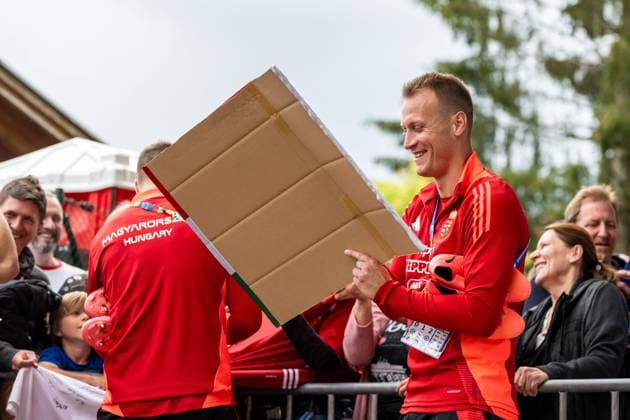 Denes Dibusz (12, TW, Ungarn) beim Autogramme schreiben GER, Oeffentliches Training Ungarische Nationalmannschaft, Fussball, Euro, UEFA, 12.06.2024, GER, Oeffentliches Training Ungarische Nationalmannschaft, Fussball, Euro, UEFA, 12.06.2024 Weiler im Allgaeu Copyright: xEibner-Pressefoto FlorianxWolfx EP_FWF