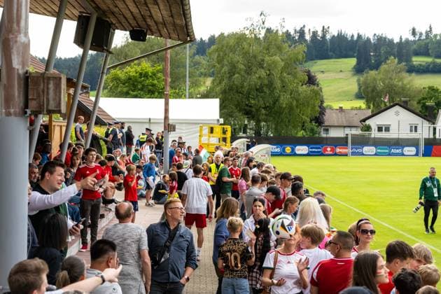 Volle Tribuene beim oeffentlichen Training GER, Oeffentliches Training Ungarische Nationalmannschaft, Fussball, Euro, UEFA, 12.06.2024, GER, Oeffentliches Training Ungarische Nationalmannschaft, Fussball, Euro, UEFA, 12.06.2024 Weiler im Allgaeu Copyright: xEibner-Pressefoto FlorianxWolfx EP_FWF