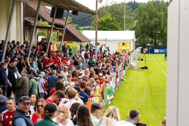 Volle Tribuene beim oeffentlichen Training GER, Oeffentliches Training Ungarische Nationalmannschaft, Fussball, Euro, UEFA, 12.06.2024, GER, Oeffentliches Training Ungarische Nationalmannschaft, Fussball, Euro, UEFA, 12.06.2024 Weiler im Allgaeu Copyright: xEibner-Pressefoto FlorianxWolfx EP_FWF