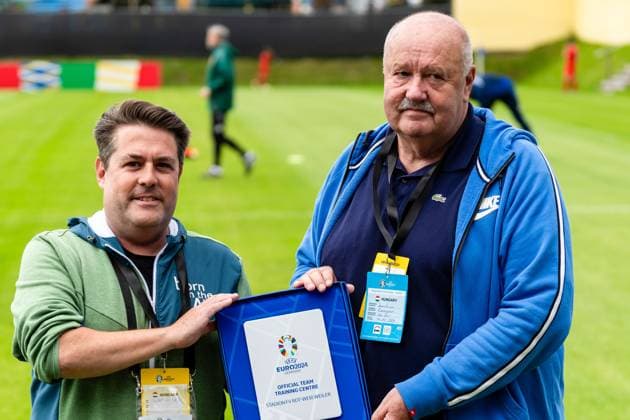 Official Team Training Centre Urkunde mit Sebastian Koch (links) und Joachim Zwerger GER, Oeffentliches Training Ungarische Nationalmannschaft, Fussball, Euro, UEFA, 12.06.2024, GER, Oeffentliches Training Ungarische Nationalmannschaft, Fussball, Euro, UEFA, 12.06.2024 Weiler im Allgaeu Copyright: xEibner-Pressefoto FlorianxWolfx EP_FWF