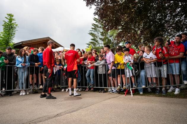 Dominik Szoboszlai (10, Ungarn) beim Autogramme schreiben GER, Oeffentliches Training Ungarische Nationalmannschaft, Fussball, Euro, UEFA, 12.06.2024, GER, Oeffentliches Training Ungarische Nationalmannschaft, Fussball, Euro, UEFA, 12.06.2024 Weiler im Allgaeu Copyright: xEibner-Pressefoto FlorianxWolfx EP_FWF