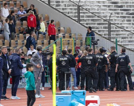 Ein Zuschauer wirft einen Brandsatz in Richtung der Spieler, die Polizei versucht, den Täter zu ermitteln; EM 2024: Nationalmannschaft Serbien, öffentliches Training, Rosenau-Stadion Augsburg;