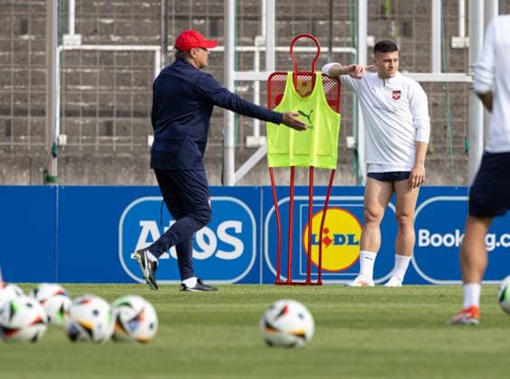Dragan Stojkovic (Trainer Serbien) mit Luka Jovic, Ex- Bundesliga-Profi; EM 2024: Nationalmannschaft Serbien, öffentliches Training, Rosenau-Stadion Augsburg;