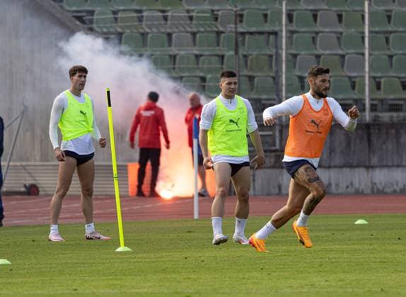 Sport Bilder des Tages Ein Zuschauer wirft einen Brandsatz in Richtung der Spieler, der landet auf der Laufbahn und wird von einem Greenkeeper aus der direkten Gefahrenzone entfernt; EM 2024: Nationalmannschaft Serbien, öffentliches Training, Rosenau-Stadion Augsburg;