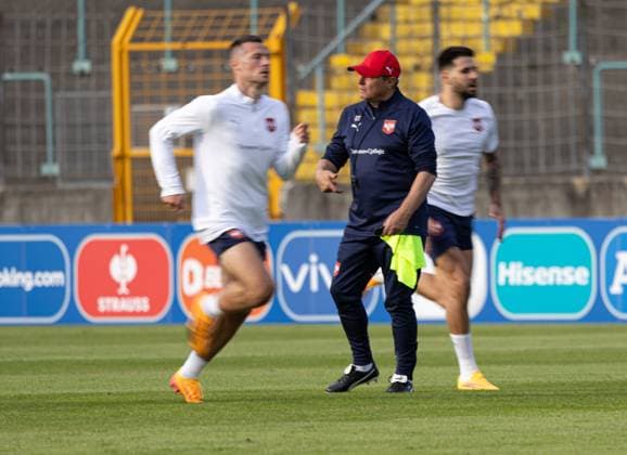 Dragan Stojkovic (Trainer Serbien) treibt seine Spieler an; EM 2024: Nationalmannschaft Serbien, öffentliches Training, Rosenau-Stadion Augsburg;