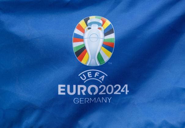 Fahne, Logo der EURO 2024; EM 2024: Nationalmannschaft Serbien, öffentliches Training, Rosenau-Stadion Augsburg;