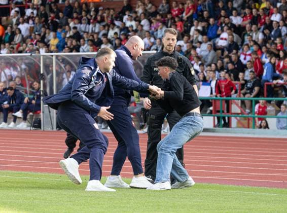 Nicht der einzige Flitzer heute; EM 2024: Nationalmannschaft Serbien, öffentliches Training, Rosenau-Stadion Augsburg;
