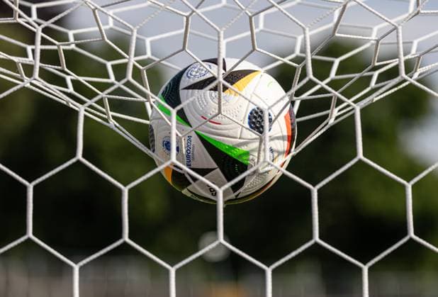 Ein Spielball der EURO 2024 hängt im Tornetz, EM 2024: Nationalmannschaft Serbien, öffentliches Training, Rosenau-Stadion Augsburg;