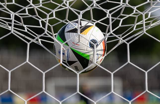 Ein Spielball der EURO 2024 hängt im Tornetz, EM 2024: Nationalmannschaft Serbien, öffentliches Training, Rosenau-Stadion Augsburg;