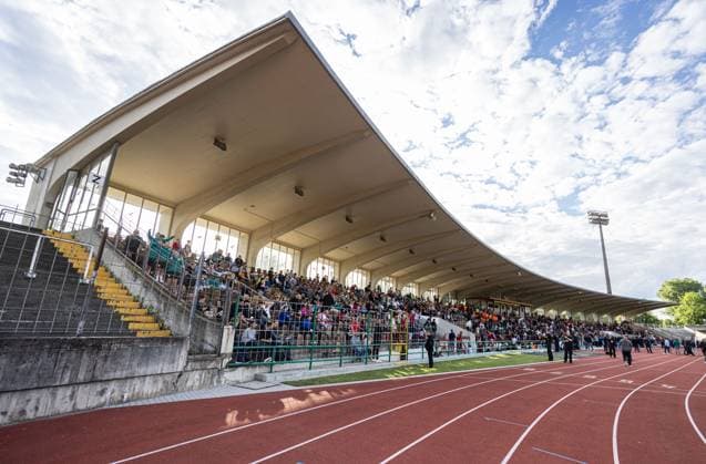 Fast vollbesetzte Haupttribüne im Rosenau-Stadion Augsburg; EM 2024: Nationalmannschaft Serbien, öffentliches Training, Rosenau-Stadion Augsburg;