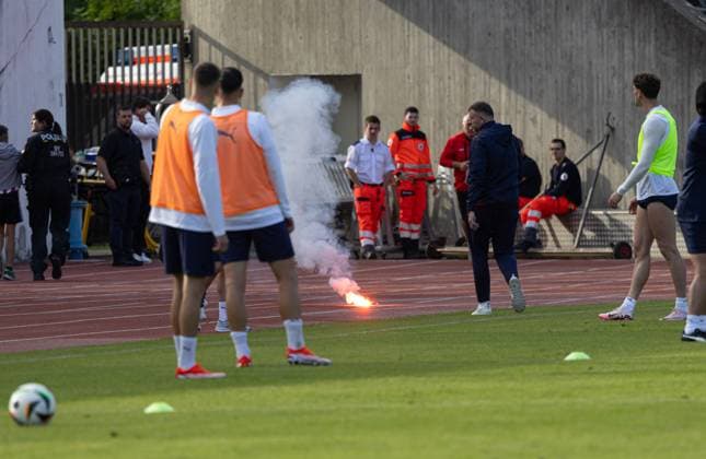 Ein Zuschauer wirft einen Brandsatz in Richtung der Spieler, der landet auf der Laufbahn; EM 2024: Nationalmannschaft Serbien, öffentliches Training, Rosenau-Stadion Augsburg;