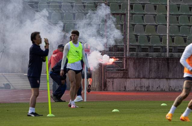 Ein Zuschauer wirft einen Brandsatz in Richtung der Spieler, der landet auf der Laufbahn und wird von einem Greenkeeper aus der direkten Gefahrenzone entfernt; EM 2024: Nationalmannschaft Serbien, öffentliches Training, Rosenau-Stadion Augsburg;