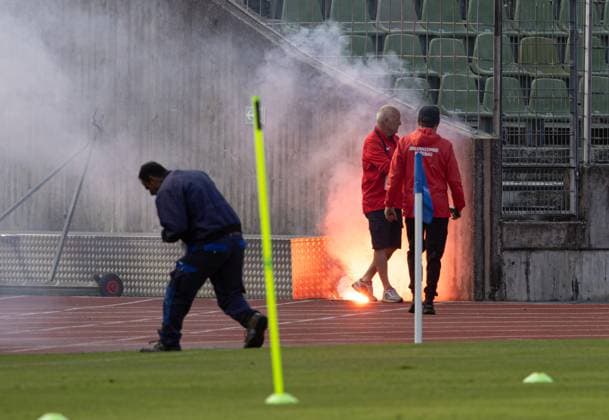 Ein Zuschauer wirft einen Brandsatz in Richtung der Spieler, der landet auf der Laufbahn und wird von einem Greenkeeper aus der direkten Gefahrenzone entfernt; EM 2024: Nationalmannschaft Serbien, öffentliches Training, Rosenau-Stadion Augsburg;
