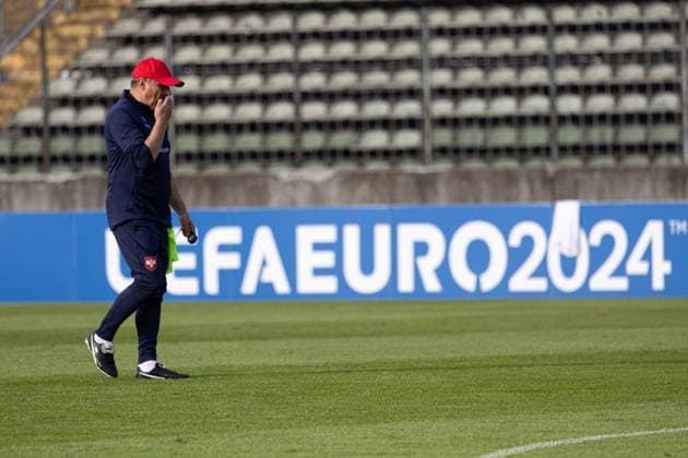 Dragan Stojkovic (Trainer Serbien), nachdenklich, im Hintergrund das Logo der EURO 2024; EM 2024: Nationalmannschaft Serbien, öffentliches Training, Rosenau-Stadion Augsburg;