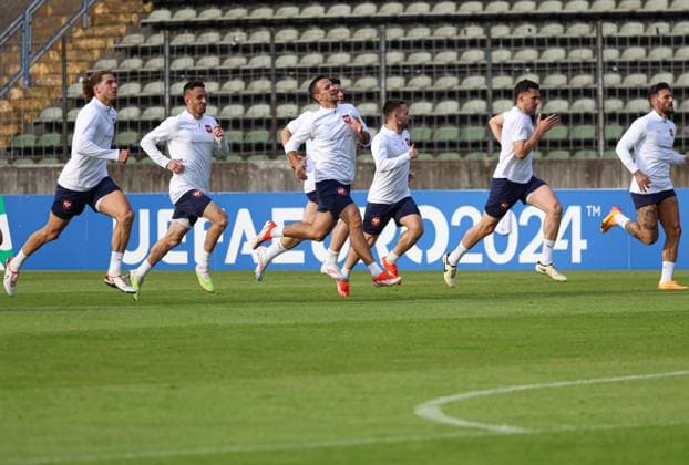Die Spieler geben Vollgas beim Training für die EURO 2024, Logo im Hintergrund; EM 2024: Nationalmannschaft Serbien, öffentliches Training, Rosenau-Stadion Augsburg;