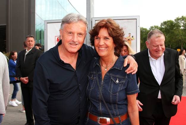12.06.2024, Deutschland, Leonberg, Fußball Bundesliga, VfB in Team, Filmpremiere Traumpalast Leonberg, 18 Uhr Roter Teppich, 19.30 Talk, dann Film, Gerhard Wörn mit Ehefrau