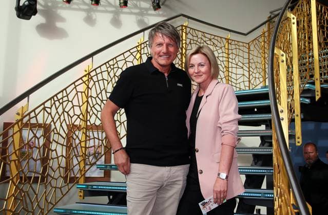 12.06.2024, Deutschland, Leonberg, Fußball Bundesliga, VfB in Team, Filmpremiere Traumpalast Leonberg, 18 Uhr Roter Teppich, 19.30 Talk, dann Film, Peter Reichert mit Ehefrau