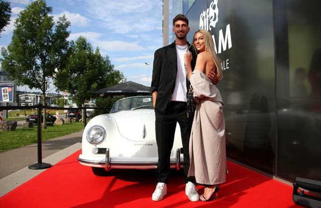12.06.2024, Deutschland, Leonberg, Fußball Bundesliga, VfB in Team, Filmpremiere Traumpalast Leonberg, 18 Uhr Roter Teppich, 19.30 Talk, dann Film, Atakan Karazor mit Begleitung