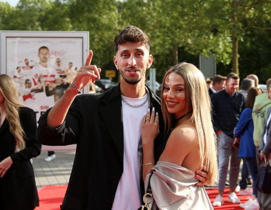12.06.2024, Deutschland, Leonberg, Fußball Bundesliga, VfB in Team, Filmpremiere Traumpalast Leonberg, 18 Uhr Roter Teppich, 19.30 Talk, dann Film, Atakan Karazor mit Begleitung