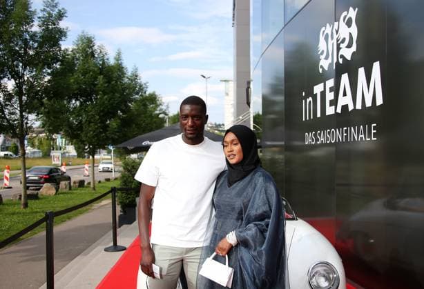 12.06.2024, Deutschland, Leonberg, Fußball Bundesliga, VfB in Team, Filmpremiere Traumpalast Leonberg, 18 Uhr Roter Teppich, 19.30 Talk, dann Film, Serhou Guirassy mit Ehefrau