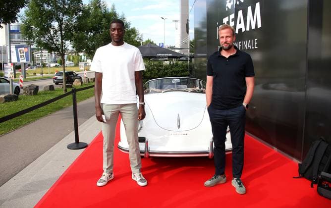 12.06.2024, Deutschland, Leonberg, Fußball Bundesliga, VfB in Team, Filmpremiere Traumpalast Leonberg, 18 Uhr Roter Teppich, 19.30 Talk, dann Film, v.l. Serhou Guirassy, VfB Trainer Sebastian Hoeneß