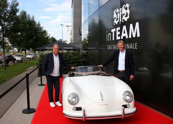 12.06.2024, Deutschland, Leonberg, Fußball Bundesliga, VfB in Team, Filmpremiere Traumpalast Leonberg, 18 Uhr Roter Teppich, 19.30 Talk, dann Film, v.l. Hansi Müller, Guido Buchwald