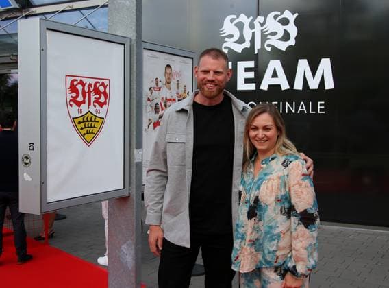 12.06.2024, Deutschland, Leonberg, Fußball Bundesliga, VfB in Team, Filmpremiere Traumpalast Leonberg, 18 Uhr Roter Teppich, 19.30 Talk, dann Film, Manuel Späth mit Begleitung