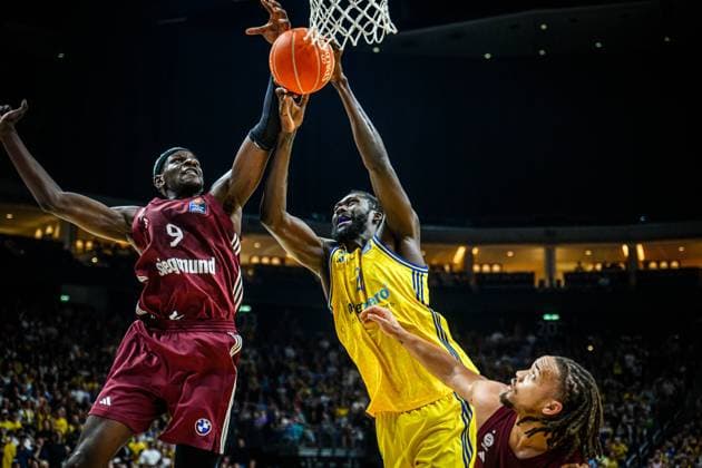 Sport Themen der Woche KW24 Sport Bilder des Tages Basketball Berlin 12.06.2024 Saison 2023 2024 1. Bundesliga easyCredit BBL Playoffs Finale Spiel 3 Alba Berlin - FC Bayern München Christ Koumadje (Alba Berlin, No.21) Isaac Bonga (München, No.09) *** Basketball Berlin 12 06 2024 Season 2023 2024 1 Bundesliga easyCredit BBL Playoffs Final Match 3 Alba Berlin FC Bayern Munich Christ Koumadje Alba Berlin, No 21 Isaac Bonga Munich, No 09