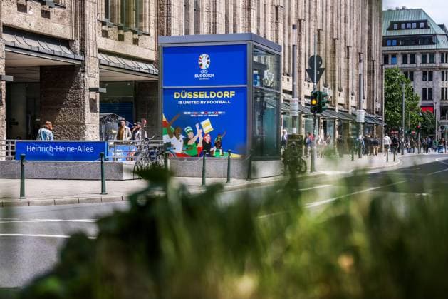 Fussball, UEFA EURO, EM, Europameisterschaft,Fussball 2024 Host City Düsseldorf vor dem Start der Europameisterschaft 2024 12.06.2024, Düsseldorf Logo der UEFA EURO 2024 mit dem Schriftzug Düsseldorf is United by Football an der nHeinrich Heine Alle Düsseldorf Nordrhein-Westfahlen Deutschland