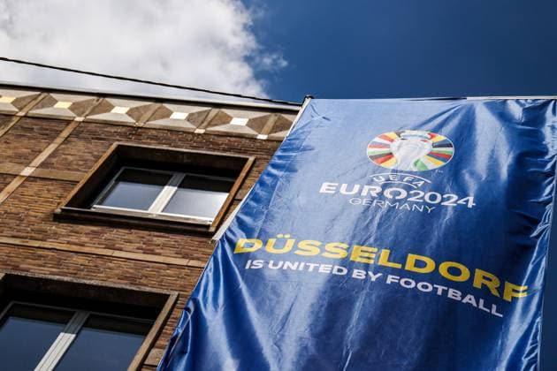 Fussball, UEFA EURO, EM, Europameisterschaft,Fussball 2024 Host City Düsseldorf vor dem Start der Europameisterschaft 2024 12.06.2024, Düsseldorf Fahne mit dem Logo der UEFA EURO 2024 und dem Schriftzug Düsseldorf is United By Football in der Altstadt Düsseldorf Nordrhein-Westfahlen Deutschland