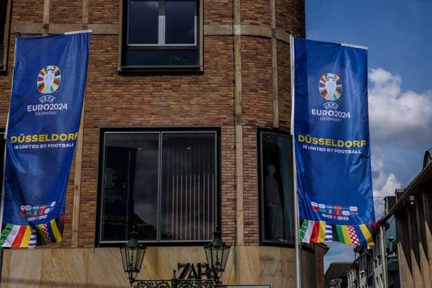 Fussball, UEFA EURO, EM, Europameisterschaft,Fussball 2024 Host City Düsseldorf vor dem Start der Europameisterschaft 2024 12.06.2024, Düsseldorf Fahne mit dem Logo der UEFA EURO 2024 und dem Schriftzug Düsseldorf is United By Football in der Altstadt Düsseldorf Nordrhein-Westfahlen Deutschland