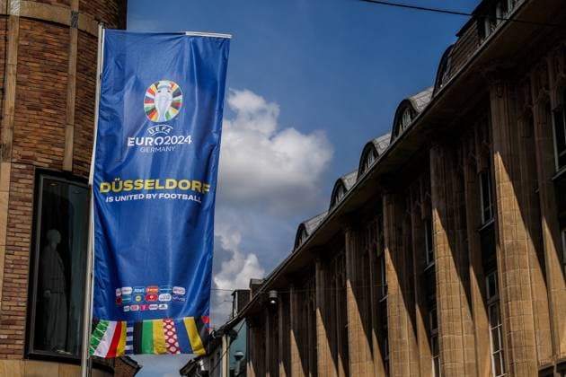Fussball, UEFA EURO, EM, Europameisterschaft,Fussball 2024 Host City Düsseldorf vor dem Start der Europameisterschaft 2024 12.06.2024, Düsseldorf Fahne mit dem Logo der UEFA EURO 2024 und dem Schriftzug Düsseldorf is United By Football in der Altstadt Düsseldorf Nordrhein-Westfahlen Deutschland