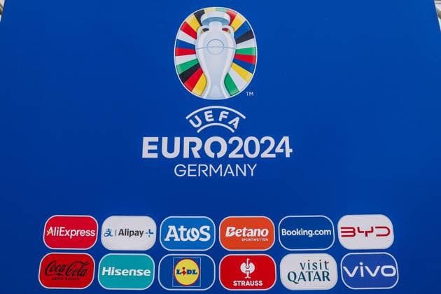 Fussball, UEFA EURO, EM, Europameisterschaft,Fussball 2024 Host City Düsseldorf vor dem Start der Europameisterschaft 2024 12.06.2024, Düsseldorf Logo der UEFA EURO 2024 auf einem Banner mit den Sponsoren der Europameisterschaft: AliExpress, Alipay, Atos, Betano, Booking, BYD, Coca Cola, Hisense, Lidl, Engelbert Strauss, Visit Qatar und Vivo Düsseldorf Nordrhein-Westfahlen Deutschland