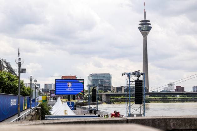 Fussball, UEFA EURO, EM, Europameisterschaft,Fussball 2024 Host City Düsseldorf vor dem Start der Europameisterschaft 2024 12.06.2024, Düsseldorf Die Public Viewing Zone am Düsseldorfer Rheinufer, auf dem Monitor zu sehen das Logo der UEFA EURO 2024, im Hintergrund zusehen der Düsseldorfer Rheinturm Düsseldorf Nordrhein-Westfahlen Deutschland