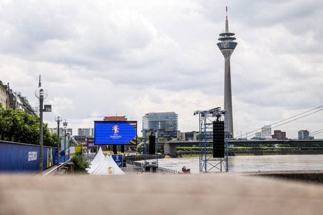 Fussball, UEFA EURO, EM, Europameisterschaft,Fussball 2024 Host City Düsseldorf vor dem Start der Europameisterschaft 2024 12.06.2024, Düsseldorf Die Public Viewing Zone am Düsseldorfer Rheinufer, auf dem Monitor zu sehen das Logo der UEFA EURO 2024, im Hintergrund zusehen der Düsseldorfer Rheinturm Düsseldorf Nordrhein-Westfahlen Deutschland